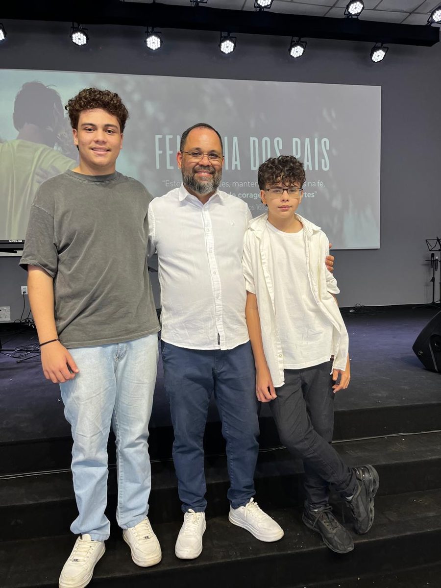 Pr. Marcelo Desiderio com seus filhos, Cauã e Davi